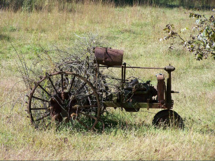 Картинка разное развалины руины металлолом трава кусты трактор