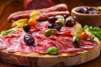 Картинка еда колбасные+изделия колбасное ассорти доска зелень оливки