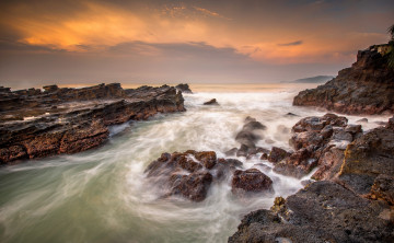 Картинка природа побережье океан скалы тучи волны