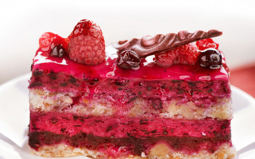 Картинка еда торты малина орехи глазурь пирожное ягоды десерт