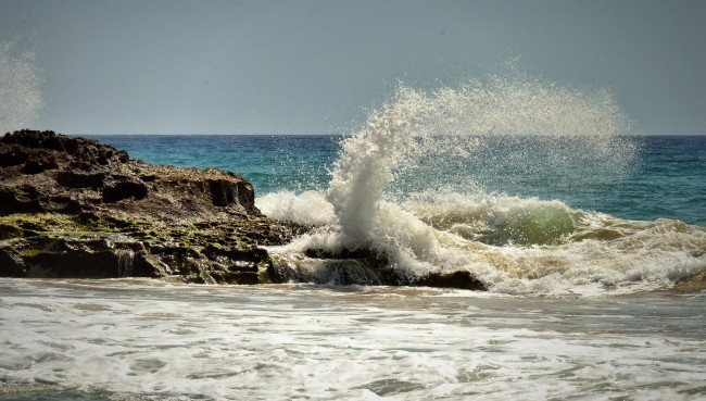 Обои картинки фото природа, стихия, океан, брызги, прибой, скалы, пена