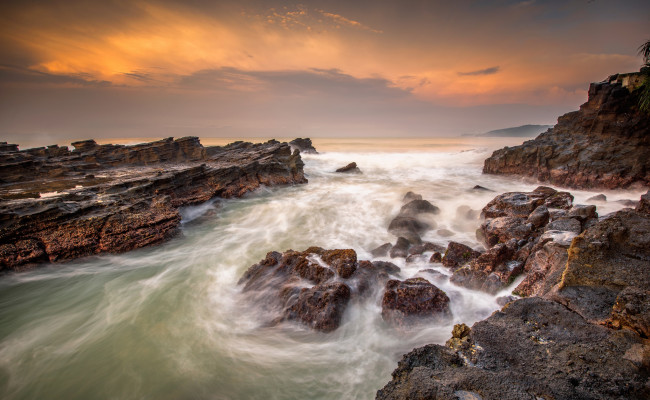 Обои картинки фото природа, побережье, океан, скалы, тучи, волны