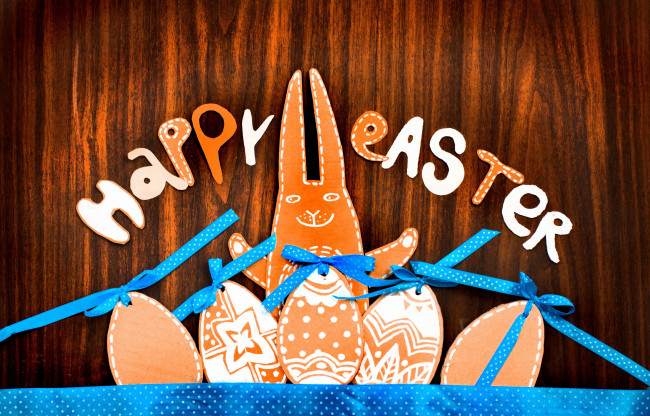 Обои картинки фото праздничные, пасха, надпись, дерево, фигурки, easter, праздник, заяц, ленты, яйца