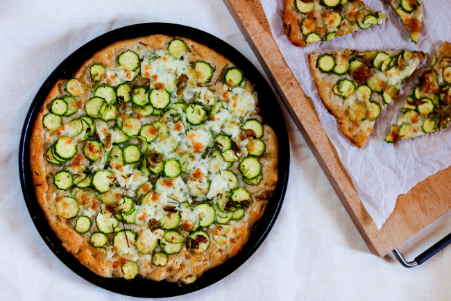 Обои картинки фото еда, пицца, зелень, начинка, пирог