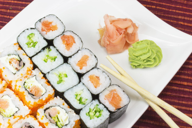 Обои картинки фото еда, рыба,  морепродукты,  суши,  роллы, палочки, роллы, суши