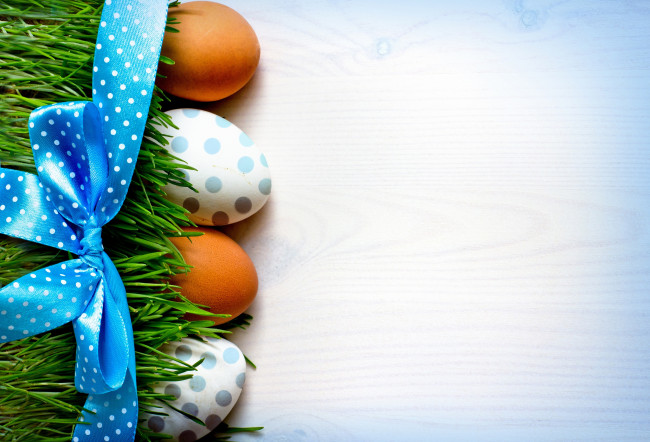 Обои картинки фото праздничные, пасха, праздник, easter, трава, яйца, лента, бант