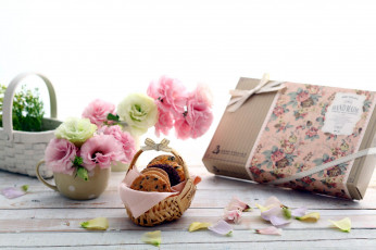 Картинка еда пирожные +кексы +печенье коробка корзинка цветы печенье