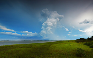 Картинка природа луга облака трава река
