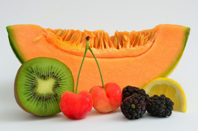 Обои картинки фото еда, фрукты,  ягоды, ежевика, лимон, черешня, киви, дыня