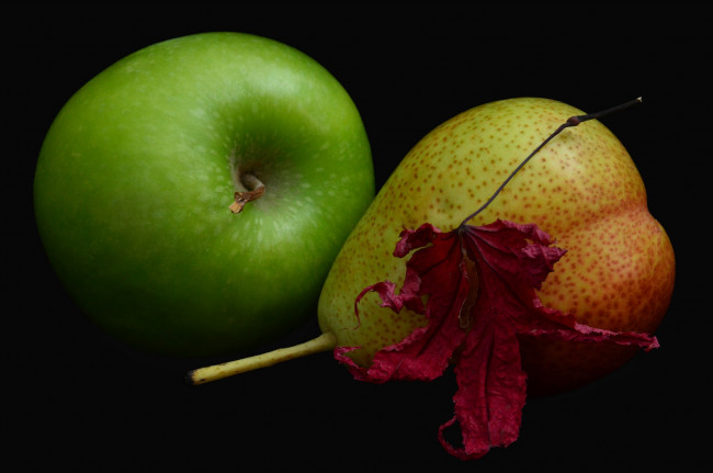 Обои картинки фото еда, фрукты,  ягоды, груша, яблоки