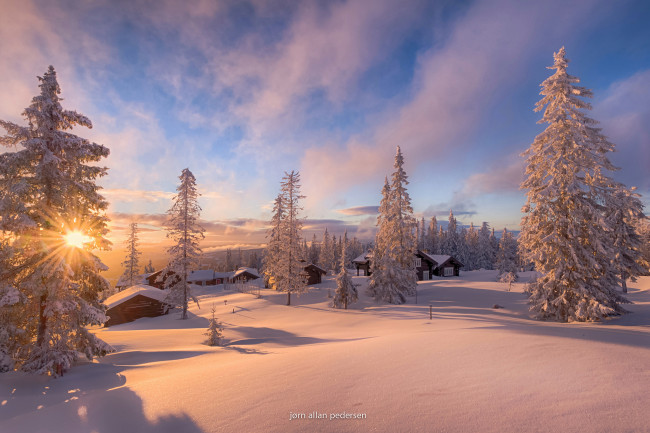Обои картинки фото природа, зима, свет, солнце, лучи, снег, дома, норвегия