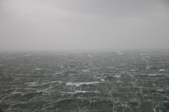 Картинка природа моря океаны море взволнованное волны шторм дождь серые облака