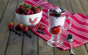 Картинка еда фрукты +ягоды десерт йогурт ягоды клубника голубика салфетка
