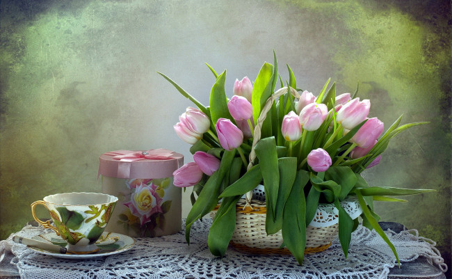 Обои картинки фото цветы, тюльпаны, корзинка, подарок, нежный