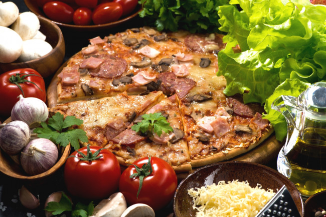 Обои картинки фото еда, пицца, салат, сыр, чеснок, масло, грибы, помидоры, ветчина, томаты