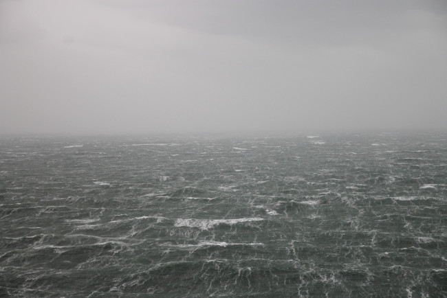 Обои картинки фото природа, моря, океаны, море, взволнованное, волны, шторм, дождь, серые, облака