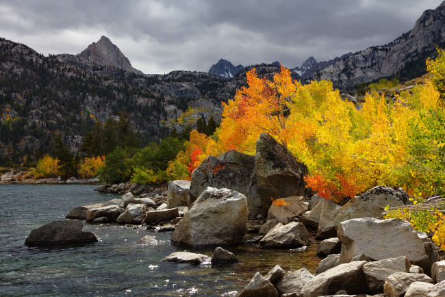 Обои картинки фото природа, побережье, горы, осень, деревья, озеро, камни, тучи, небо