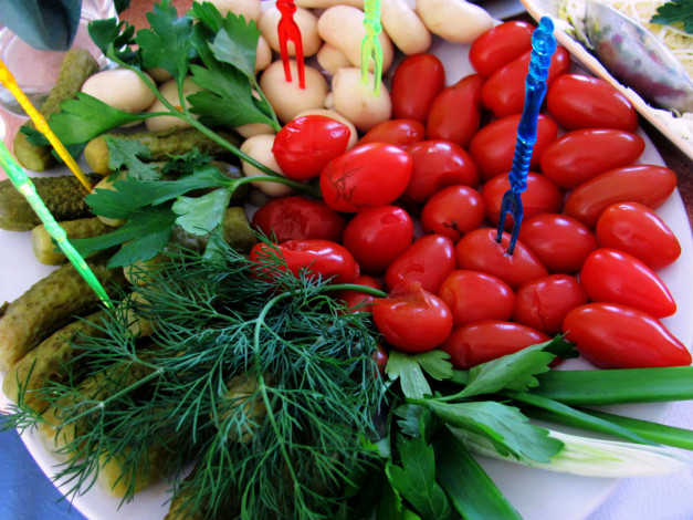 Обои картинки фото еда, овощи, петрушка, укроп, огурцы, помидоры