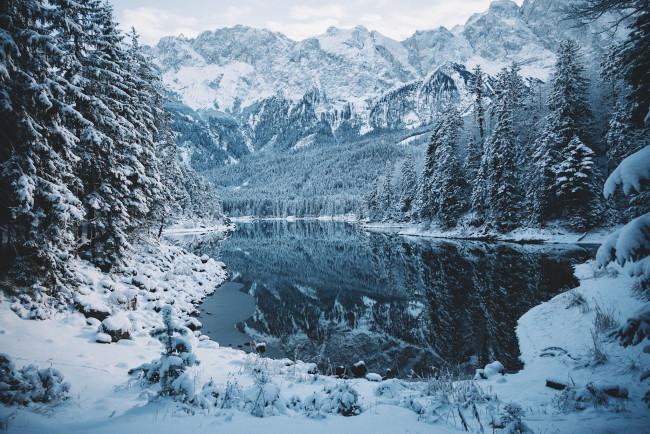 Обои картинки фото природа, зима, лес, снег, озеро, горы