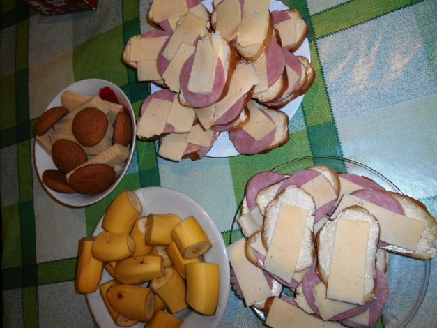 Обои картинки фото еда, бутерброды,  гамбургеры,  канапе, бананы, вафли, печенье, хлеб, колбаса, сыр