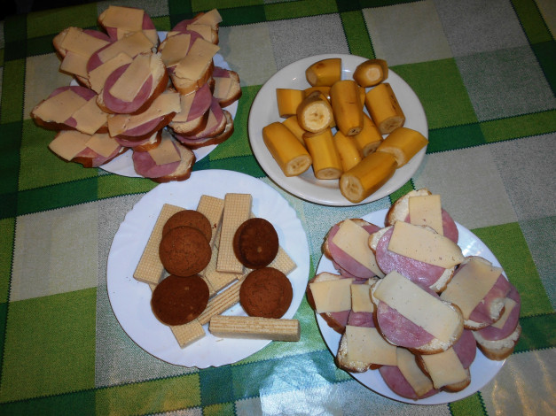 Обои картинки фото еда, бутерброды,  гамбургеры,  канапе, колбаса, вафли, хлеб, сыр, печенье, бананы