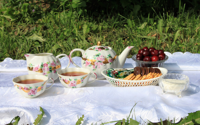 Обои картинки фото еда, напитки,  чай, сахар, чашки, конфеты, печенье, чайник, поляна, чай, вишня