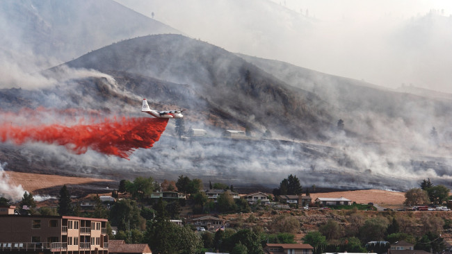Обои картинки фото авиация, грузовые самолёты, дым, пожары, калифорния, самолет, геркулес