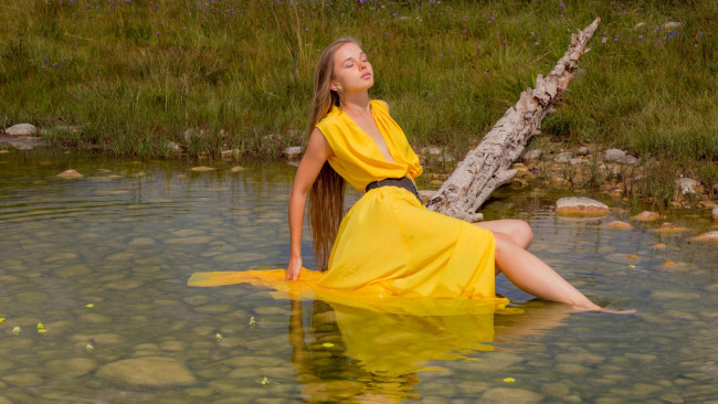 Обои картинки фото девушки, - блондинки,  светловолосые, река, девушка, вода, желтое, платье, milena