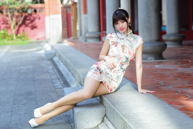 Обои картинки фото девушки, - азиатки, платье, ступени, колонны