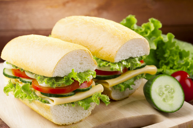 Обои картинки фото еда, бутерброды,  гамбургеры,  канапе, сэндвич, багет, сыр, салат, помидор, огурец