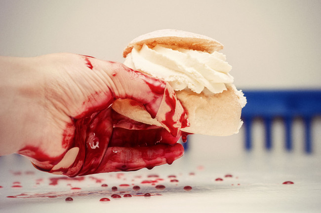 Обои картинки фото приятного, аппетита, разное, руки, кровь, рука, крем, пирожное