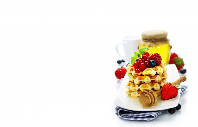 Обои картинки фото еда, пирожные, кексы, печенье, черника, мёд, кружка, honey, ягоды, салфетка, клубника, вафли, завтрак, тарелка, dipper