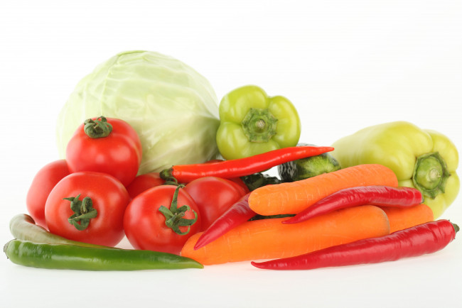 Обои картинки фото еда, овощи, белый, фон, капуста, куча, морковь, помидоры, перец, томаты