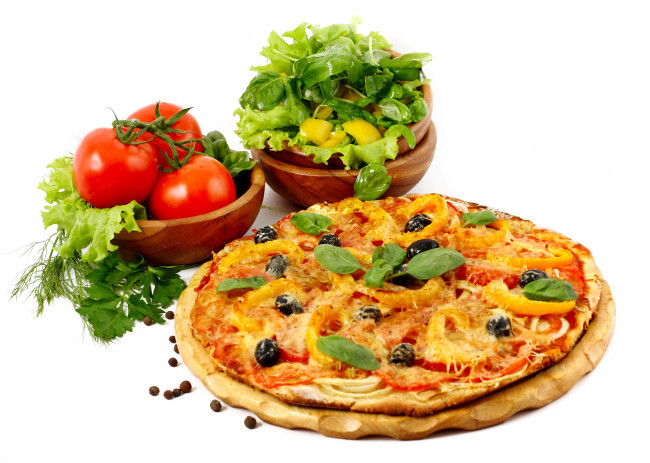 Обои картинки фото еда, пицца, дощечка, помидоры, листики, белый, фон, овощи, зелень