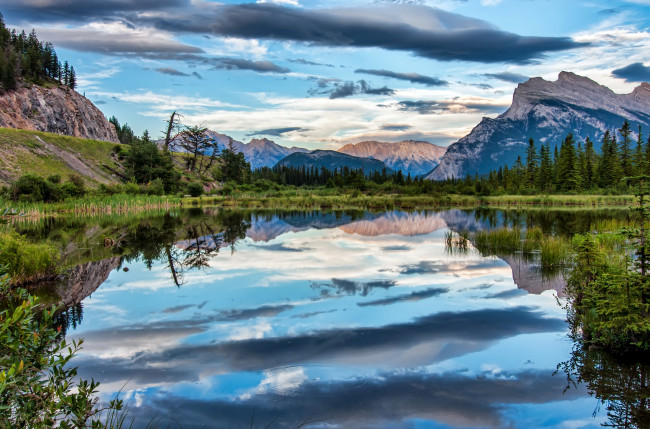 Обои картинки фото природа, реки, озера, canada, banff, national, park, деревья, облака, горы, банф, канада, отражение, озеро