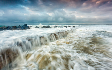 Картинка природа побережье брызги шторм море скалы волны тучи берег небо
