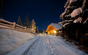 Картинка природа зима изгородь заборы ели деревья вечер свет дом дорога снег