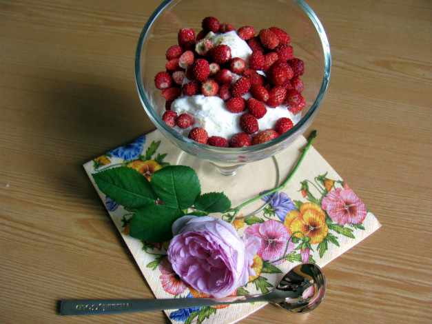 Обои картинки фото еда, мороженое,  десерты, земляника, роза