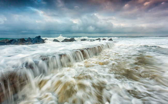 Обои картинки фото природа, побережье, брызги, шторм, море, скалы, волны, тучи, берег, небо