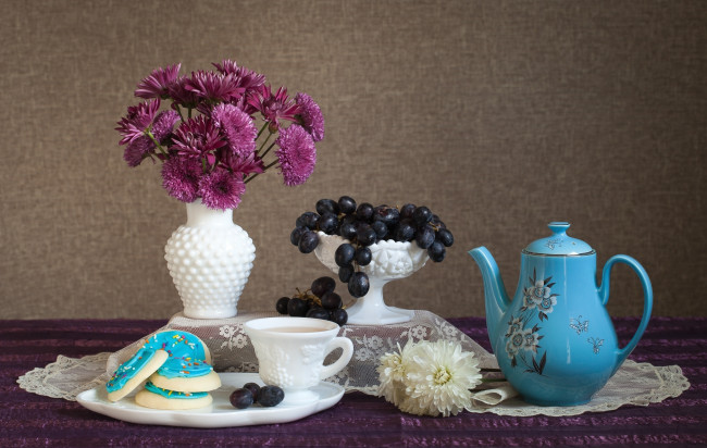 Обои картинки фото еда, натюрморт, виноград, хризантемы, цветы, кофе, печенье