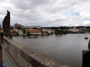 Картинка города прага+ Чехия мост река теплоходы