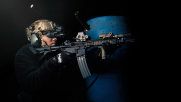 Картинка оружие армия спецназ солдат автомат стрельба гильзы бинокль ночного видения