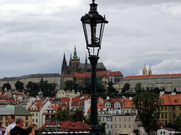 Обои картинки фото города, прага , Чехия, туристы, дома, фонарь