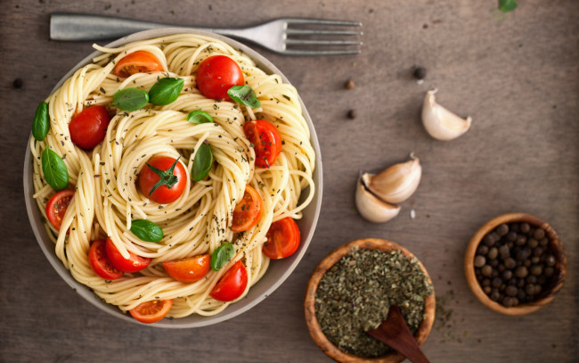Обои картинки фото еда, макаронные блюда, Чеснок, специи, вилка, тарелка, помидоры, макароны, томаты