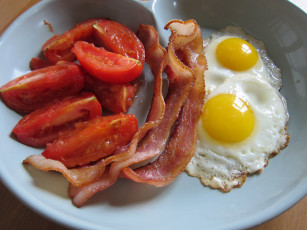 Картинка еда Яичные+блюда помидоры бекон глазунья яичница томаты