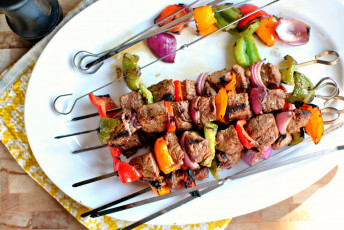 Картинка еда шашлык +барбекю лук шампуры перец мясо