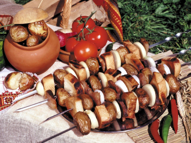 Обои картинки фото еда, шашлык,  барбекю, помидоры, шампуры, картошка, томаты