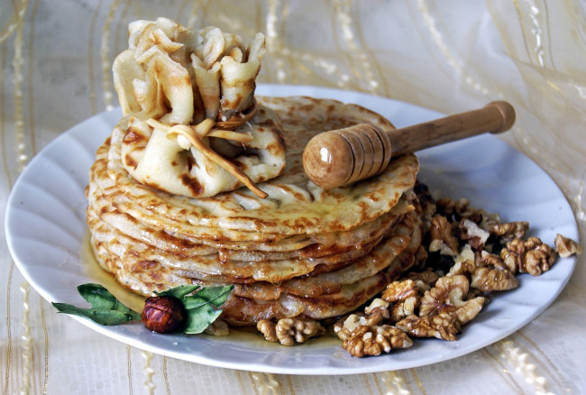 Обои картинки фото еда, блины,  оладьи, мед, грецкие, орехи