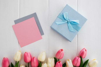 Картинка праздничные подарки+и+коробочки тюльпаны подарок лента бант