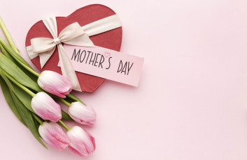 Картинка праздничные день+матери тюльпаны подарок лента бант надпись